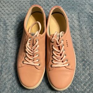 Women’s Ecco Golf shoes, Pink, Euro size 40, US size 9.
